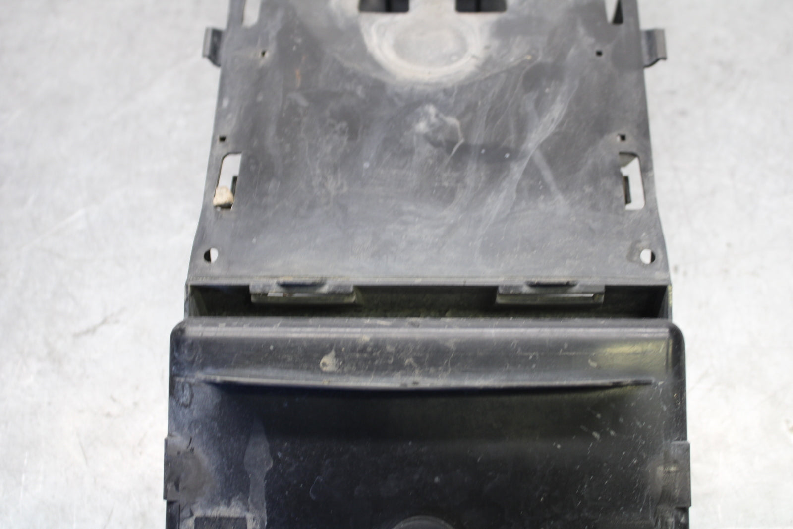 05-06 SUZUKI GSXR1000 REAR BACK TAIL UNDERTAIL BATTERY TRAY 63111-41G01 BB663
