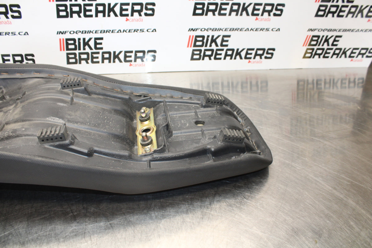 04-09 SUZUKI GS500F FRONT REAR SEAT SADDLE BB165