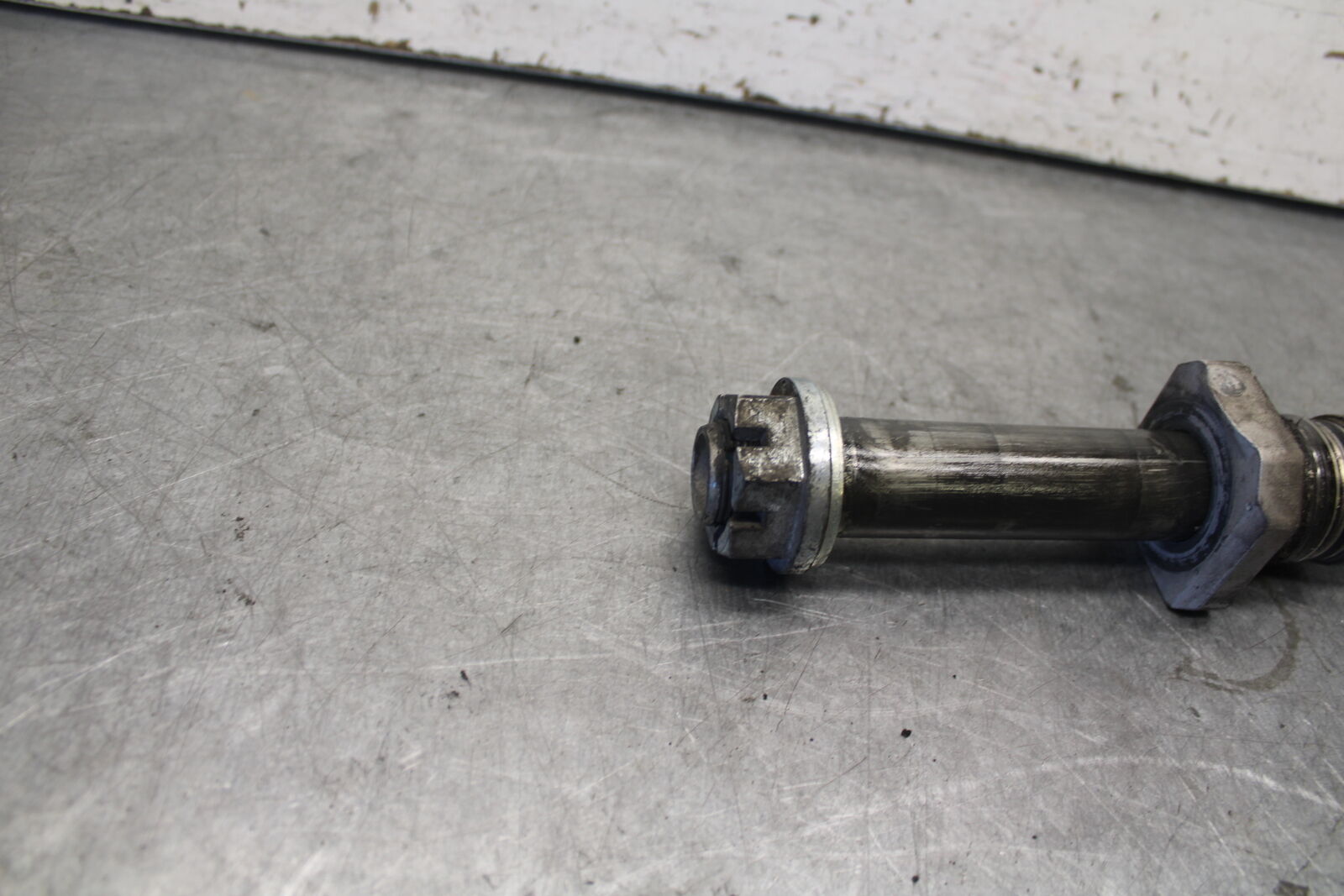 04 SUZUKI GSXR600 REAR AXLE BACK WHEEL RIM PIVOT BOLT AXEL 64711-33E10  BB676