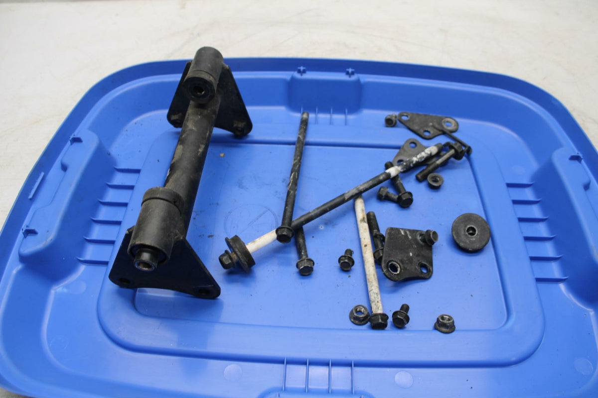 06-21 KAWASAKI VULCAN 900 ENGINE MOTOR MOUNT STAY BRACKETS BB363
