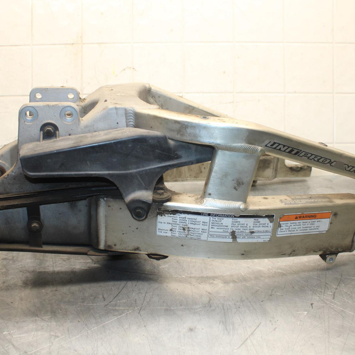 2003 Honda CBR600RR REAR SWINGARM BACK SUSPENSION SWING ARM 52200-MEE-700 BB511