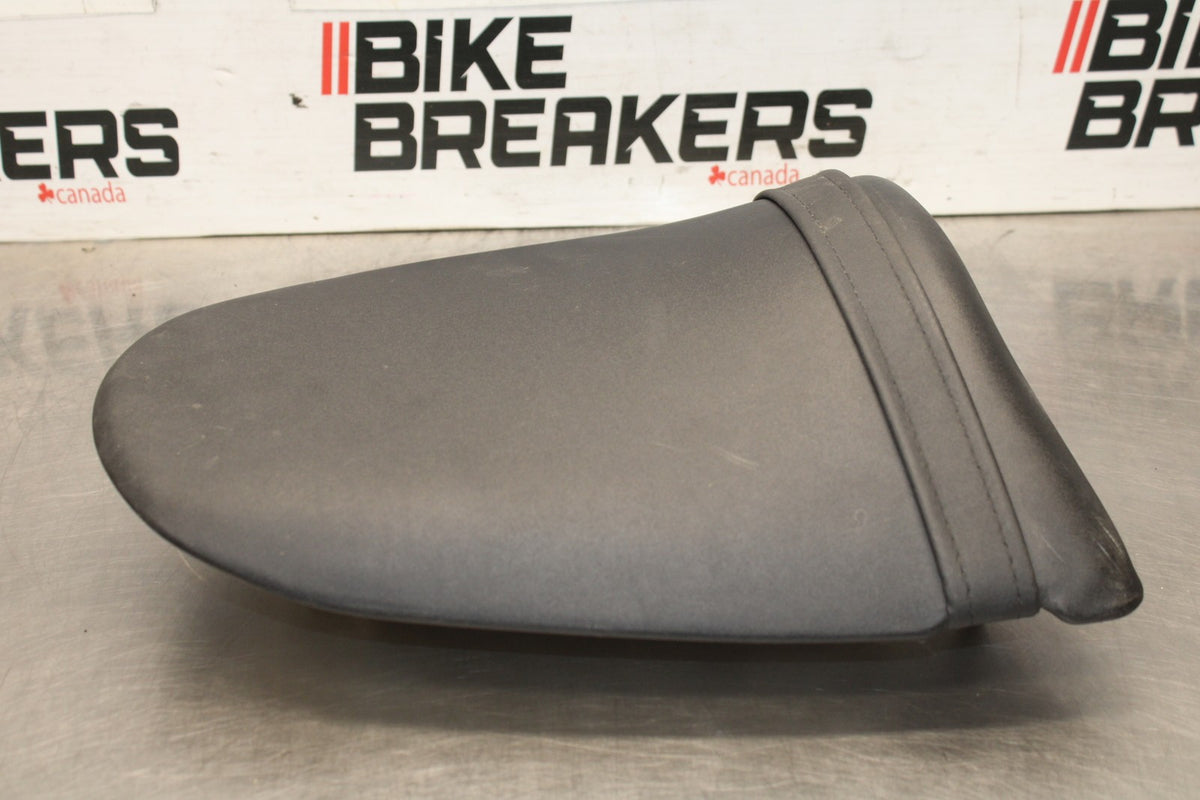 03-04 KAWASAKI Z1000 REAR BACK PASSENGER TANDEM SEAT PAD SADDLE PILLION BB164
