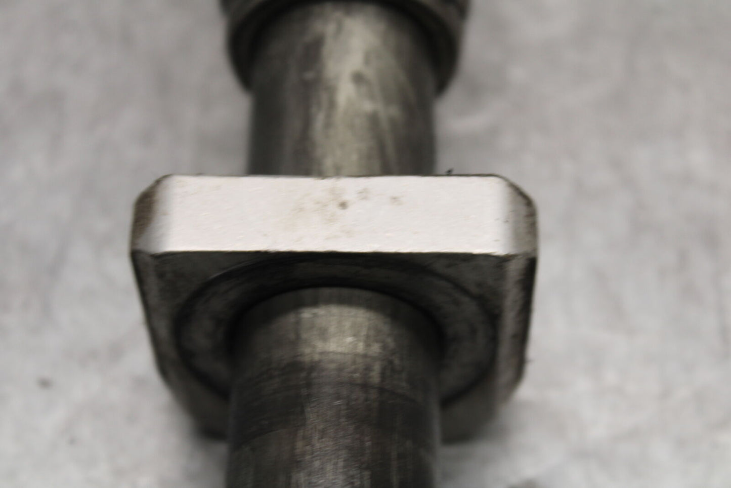 05-06 SUZUKI GSXR1000 REAR AXLE BACK WHEEL RIM PIVOT BOLT AXEL 64711-33E30 BB663