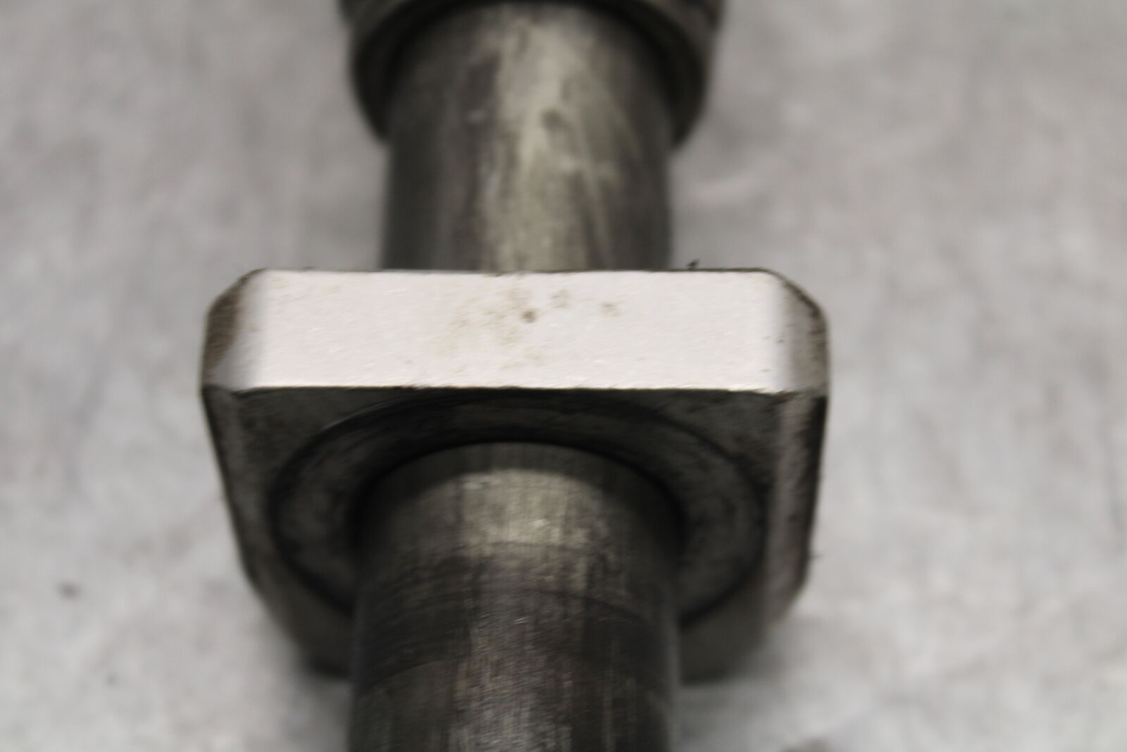 05-06 SUZUKI GSXR1000 REAR AXLE BACK WHEEL RIM PIVOT BOLT AXEL 64711-33E30 BB663