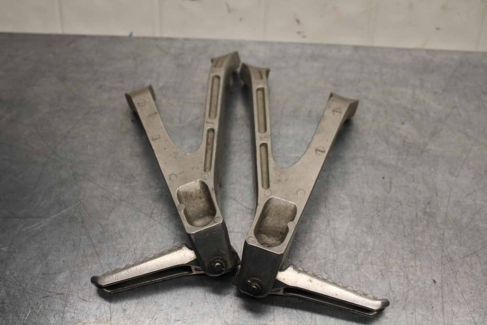 2008 Honda CBR1000RR RIGHT LEFT PASSENGER FOOTPEGS PAIR BB579