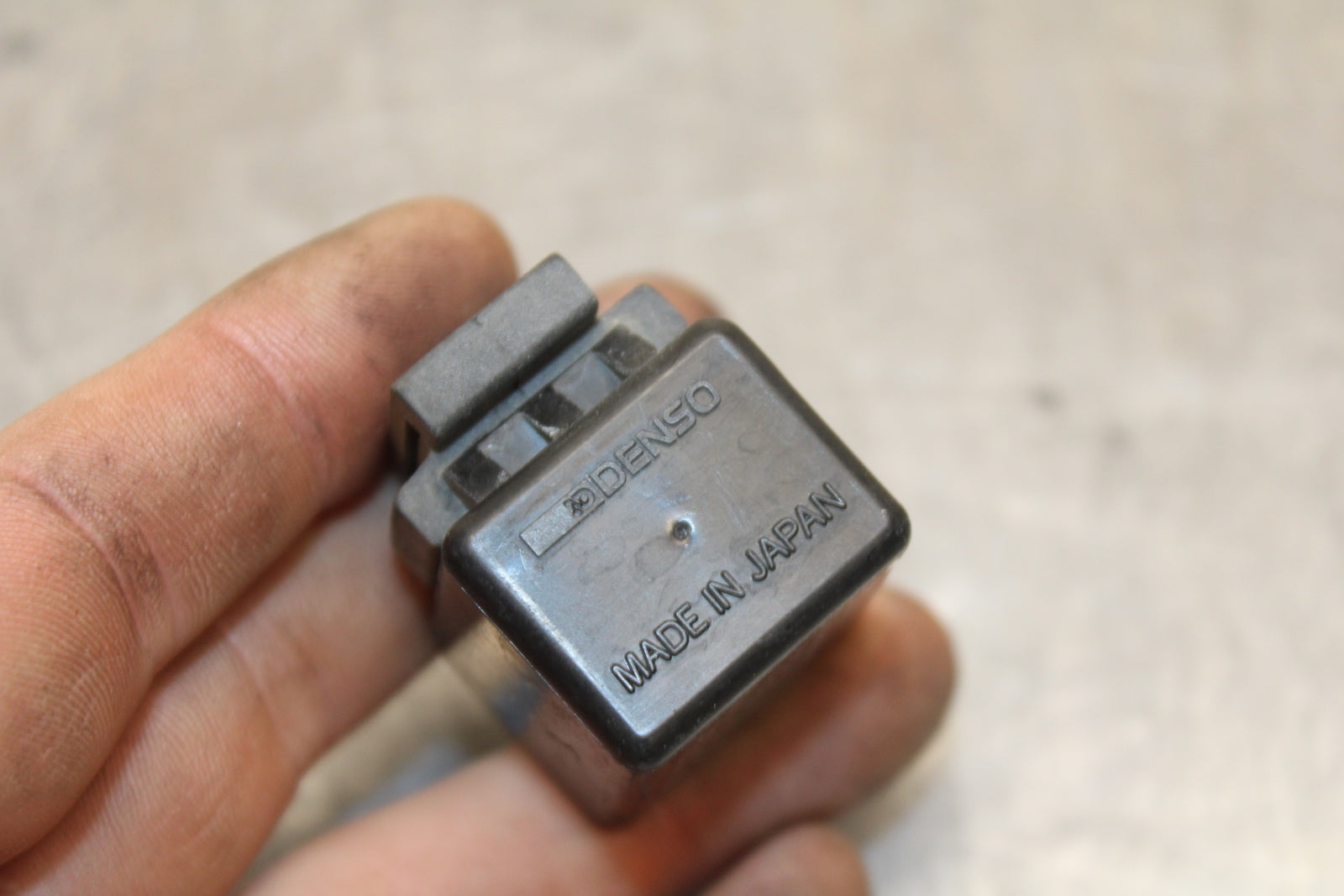 03-05 YAMAHA YZF R6  TURN SIGNAL BLINKER RELAY FLASHER SWITCH BB132