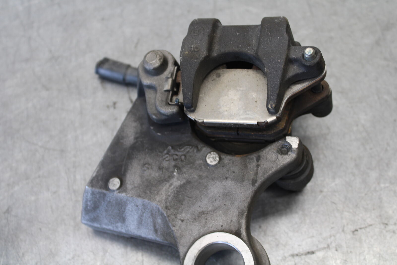 08-17 YAMAHA YZF R6 REAR BACK BRAKE CALIPER W MOUNT BRACKET 2C0-2580W-00-00