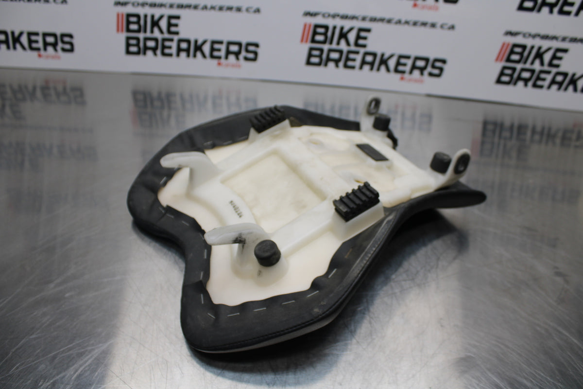 11 SUZUKI GSXR1000 FRONT DRIVERS SEAT PAD SADDLE PILLION BB142