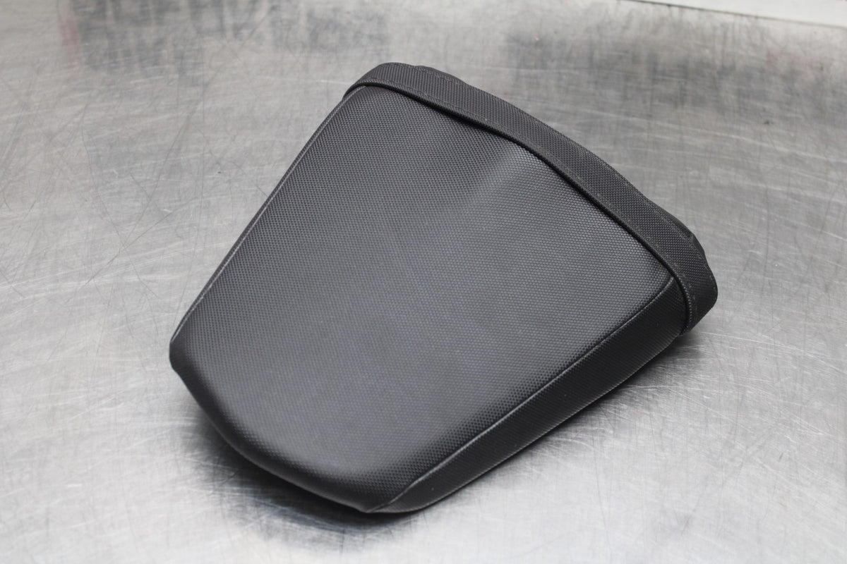 18 SUZUKI GSXR1000 REAR BACK PASSENGER TANDEM SEAT PAD SADDLE PILLION BB642