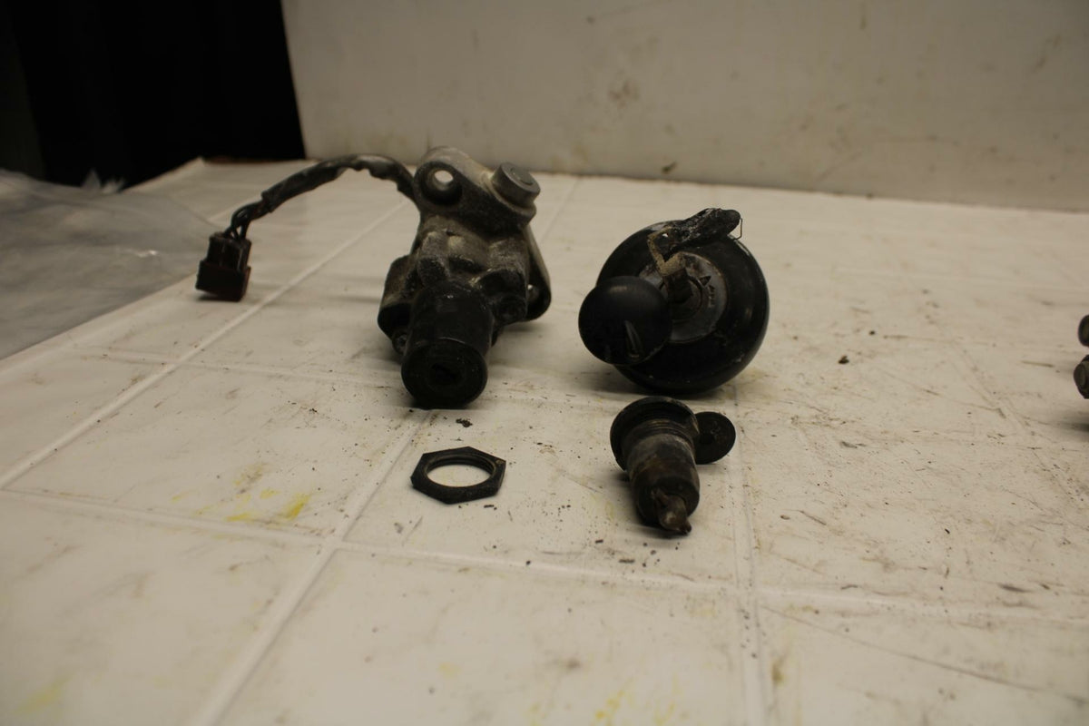 07-08 YAMAHA V STAR 1100 IGNITION LOCK KEY SET W/ GAS CAP AND SEAT LOCK BB404