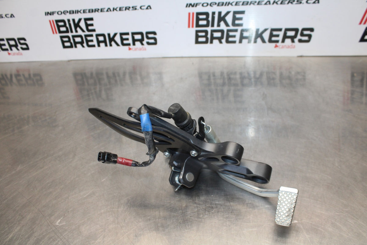 22-25 YAMAHA YZF R7 RIGHT REARSET REAR SET DRIVER FOOT PEG REST STOP BB182