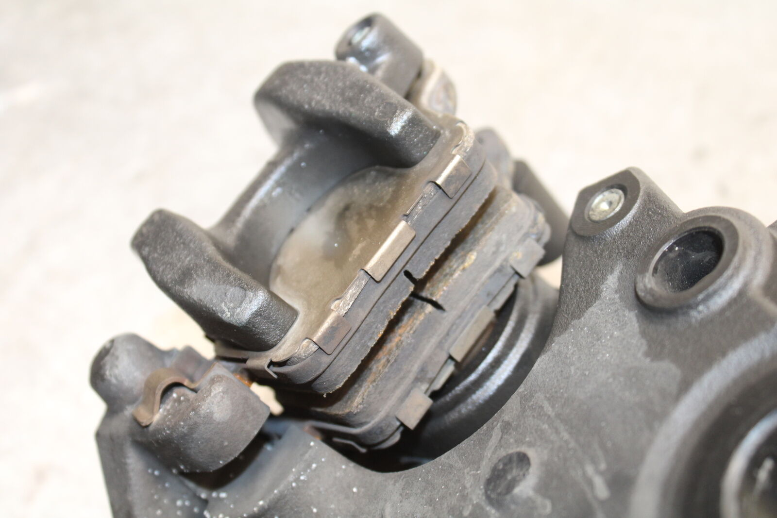 13-18 KAWASAKI NINJA ZX6R REAR BRAKE CALIPER W MOUNT BRACKET 43080-0114-DJ BB666