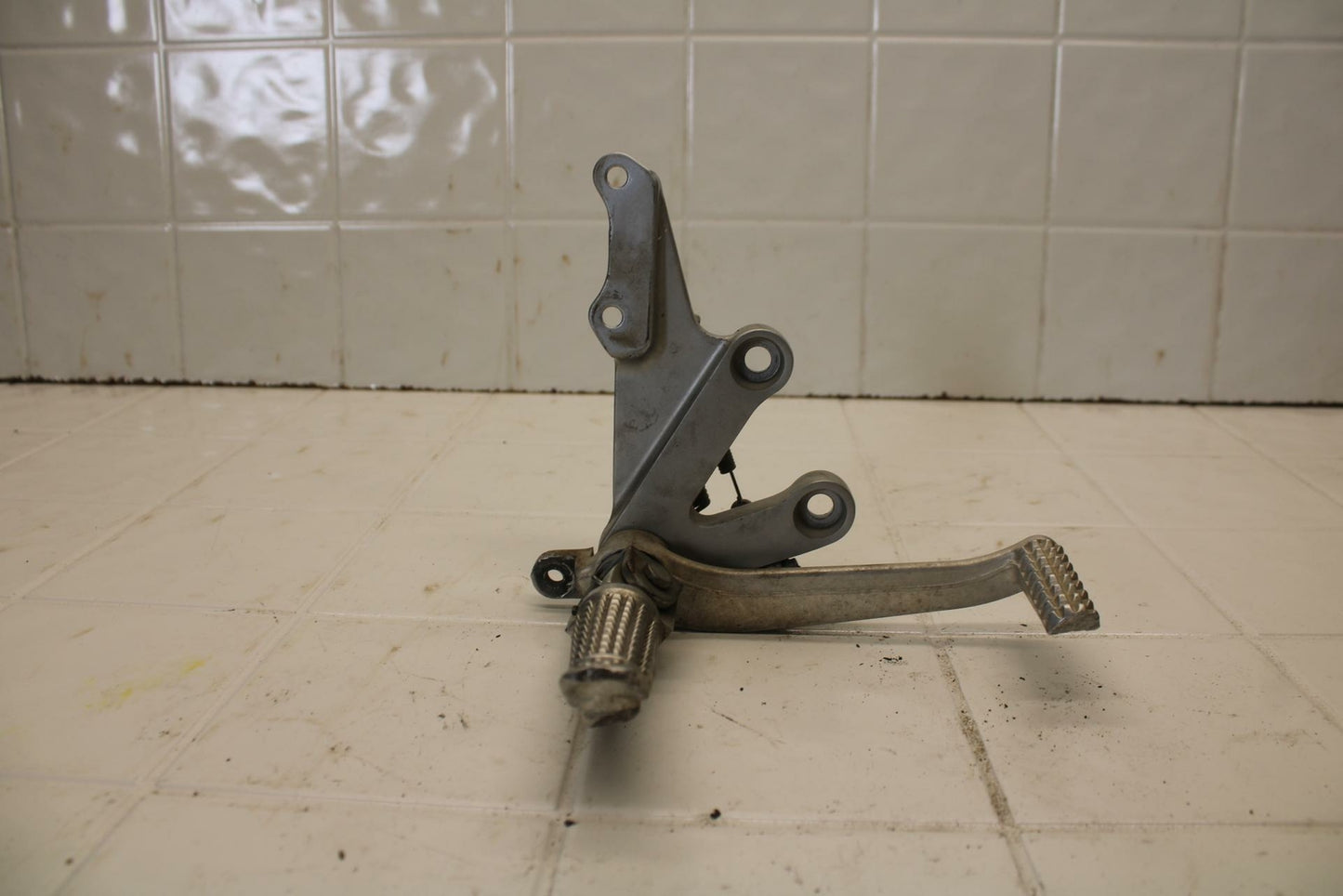 01-02 SUZUKI GSXR750 RIGHT REARSET REAR SET DRIVER FOOT PEG REST STOP BB402