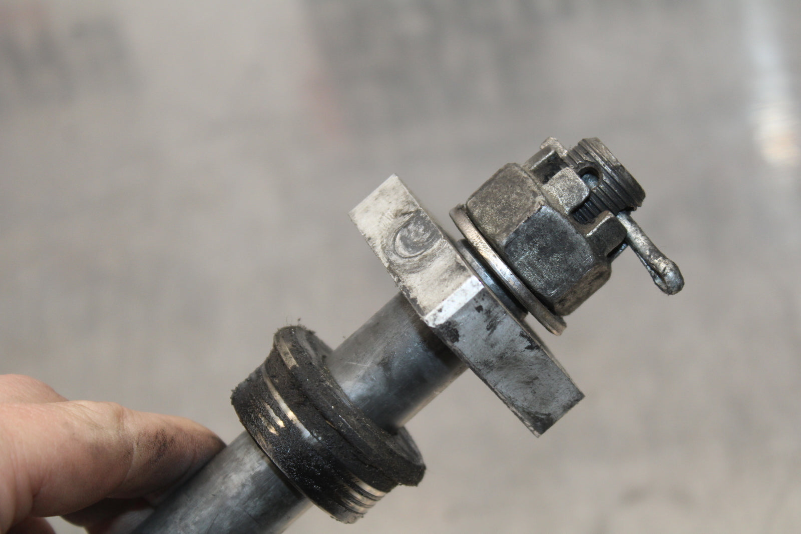 04-05 KAWASAKI NINJA ZX10R REAR AXLE BACK WHEEL RIM PIVOT BOLT AXEL BB163