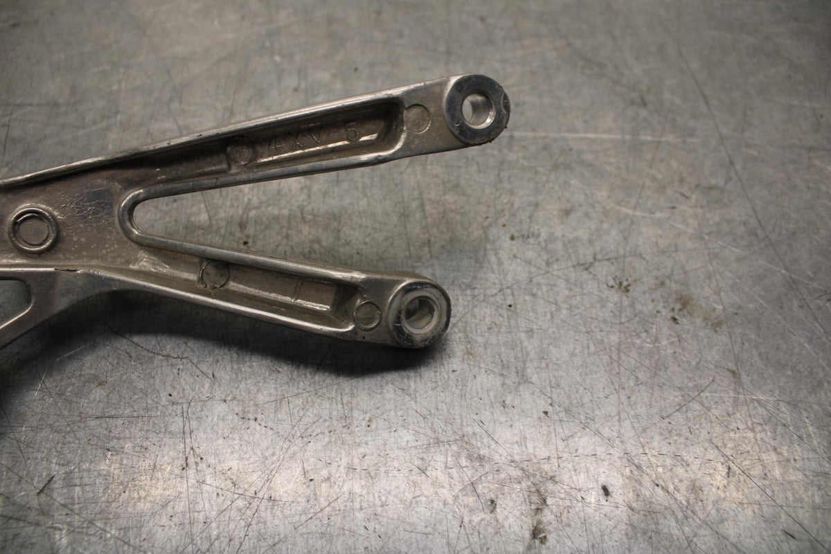 98-99 YAMAHA YZF R1 RIGHT  REAR FOOT PEG BRACKET EXHAUST BB74