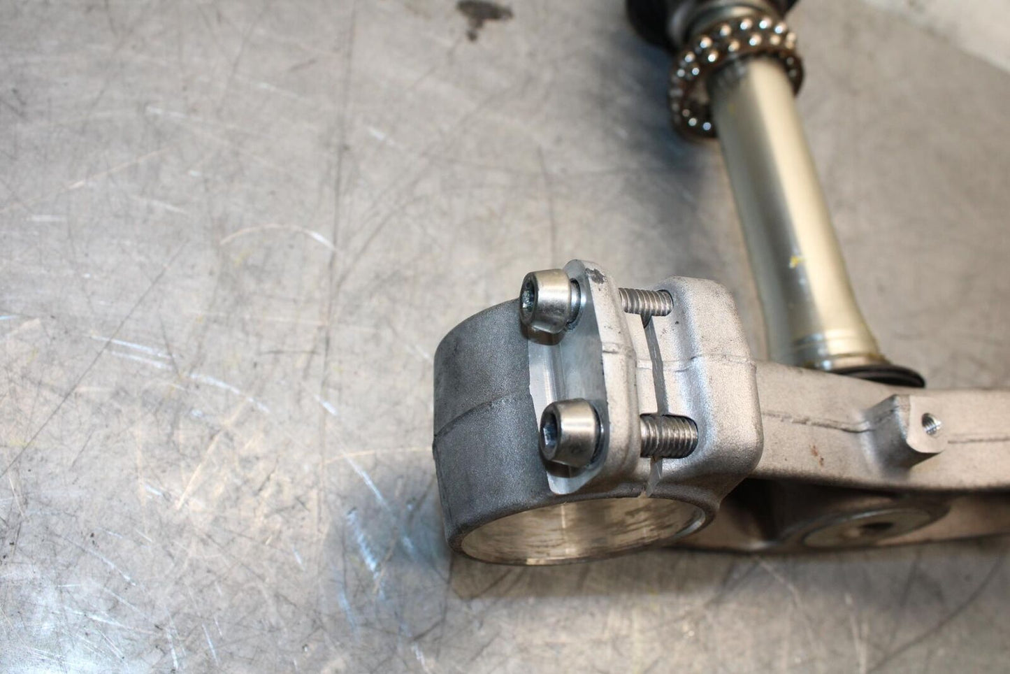 2009 Kawasaki Ninja ZX6R ZX600R FRONT FORKS CLAMP LOWER TRIPLE TREE STEM BB548