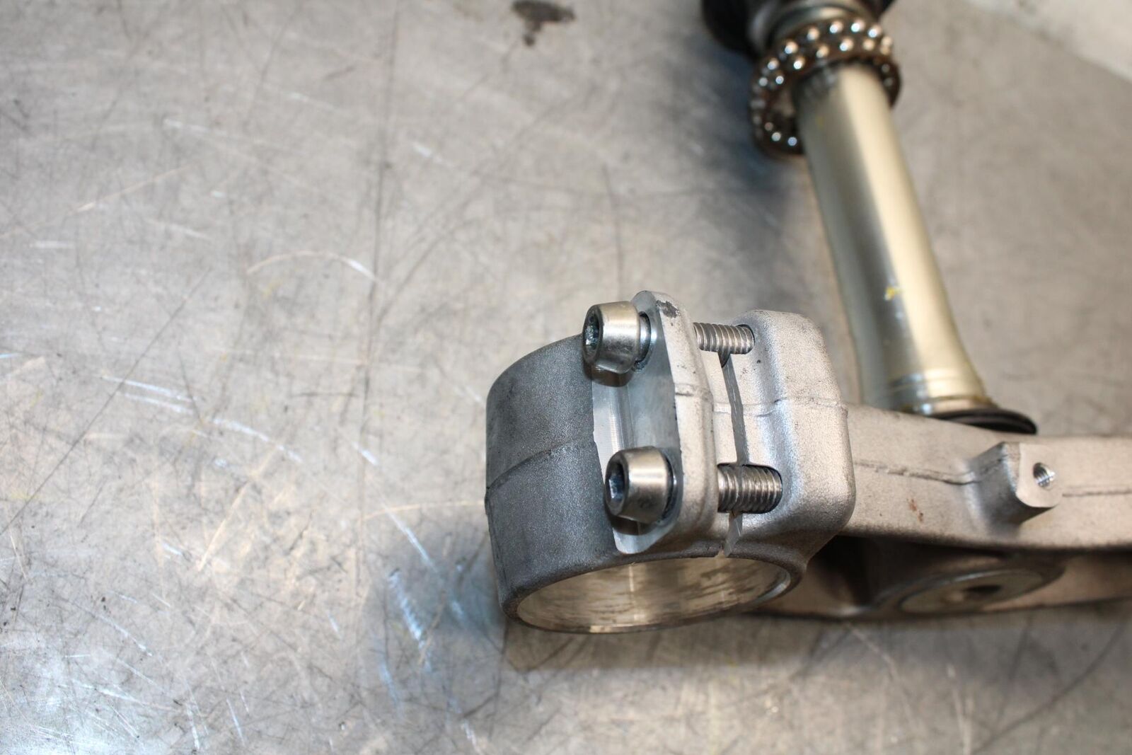 2009 Kawasaki Ninja ZX6R ZX600R FRONT FORKS CLAMP LOWER TRIPLE TREE STEM BB548