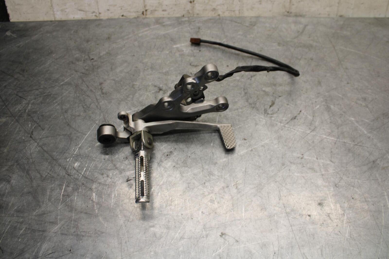 2007 Yamaha YZF R6 RIGHT REARSET REAR SET DRIVER FOOT PEG REST  BB525