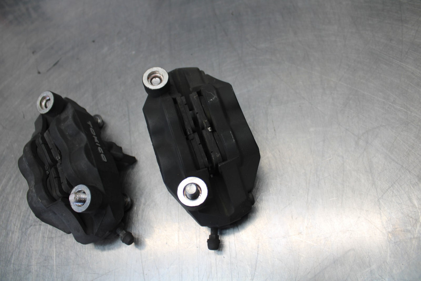 07 SUZUKI GSXR1000 RIGHT LEFT FRONT BRAKE CALIPER SET PAIR CALIPERS BB770