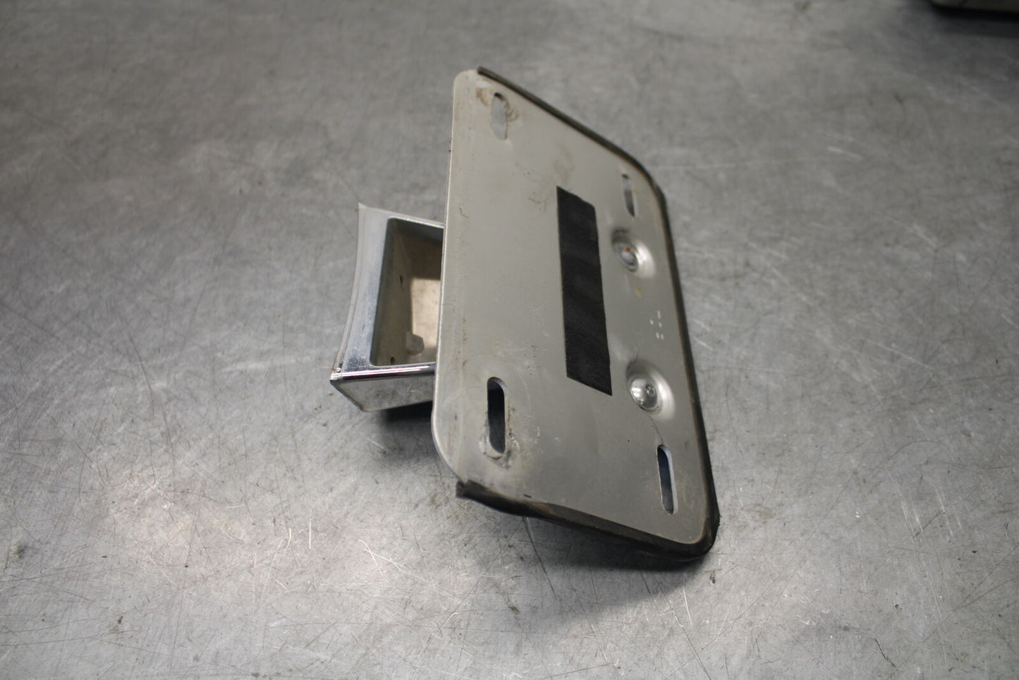 05-09 SUZUKI BOULEVARD C90 LICENSE PLATE LIGHT BB692