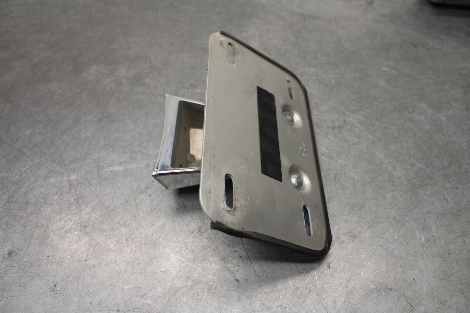 05-09 SUZUKI BOULEVARD C90 LICENSE PLATE LIGHT BB692