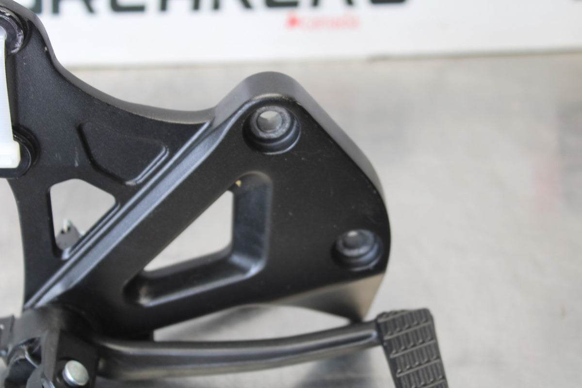 18 SUZUKI GSXR1000 RIGHT REARSET REAR SET DRIVER FOOT PEG REST STOP BB642