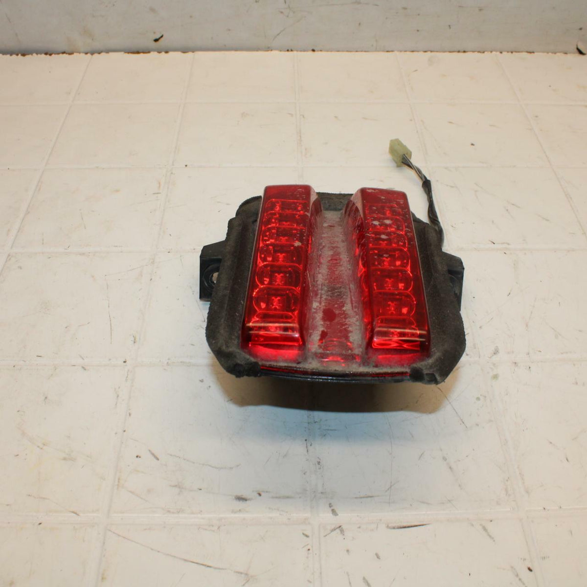 03-05 SUZUKI SV1000 REAR TAIL TAILLIGHT BACK BRAKE LIGHT BB405