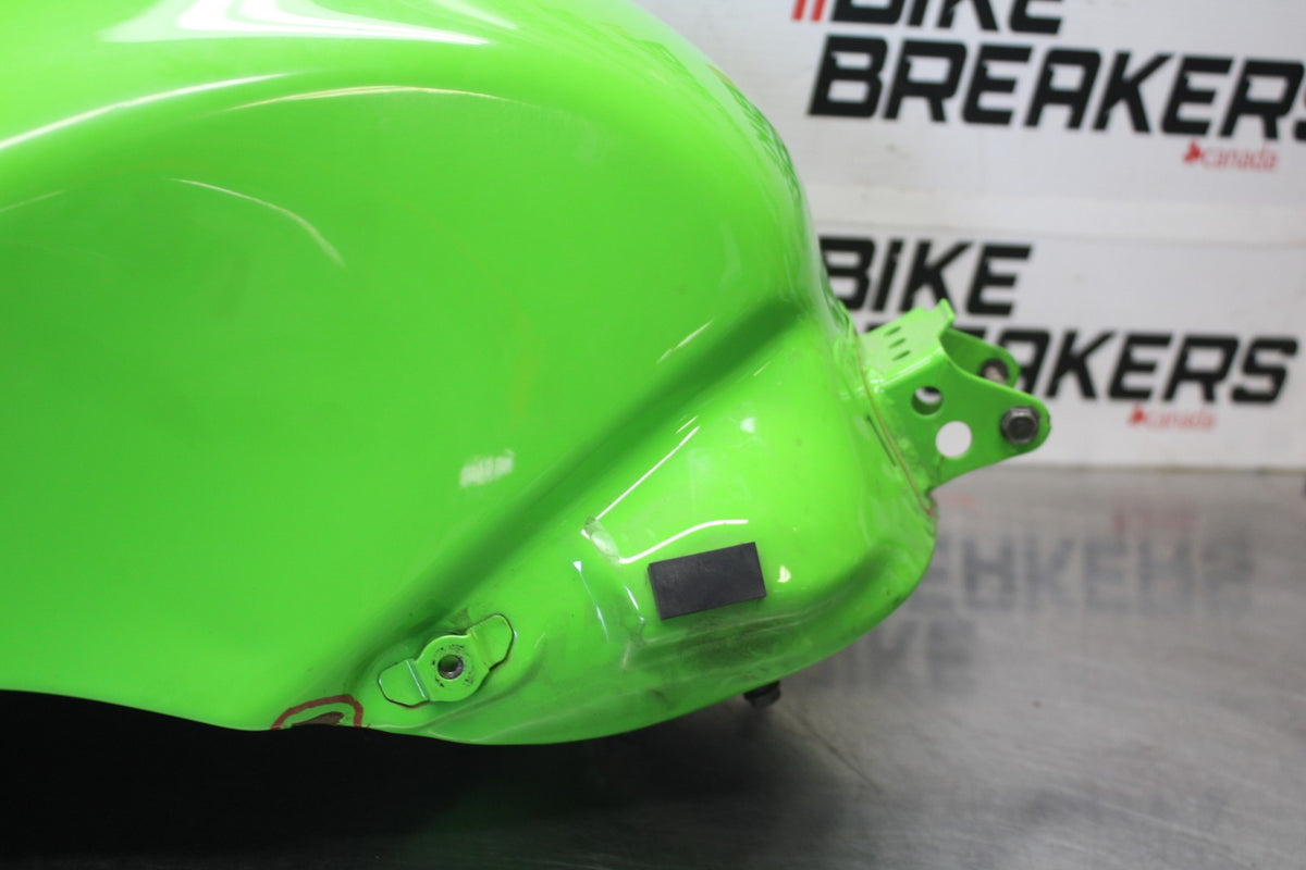 04-05 KAWASAKI NINJA ZX10R GAS TANK FUEL CELL PETROL RESERVOIR BB931