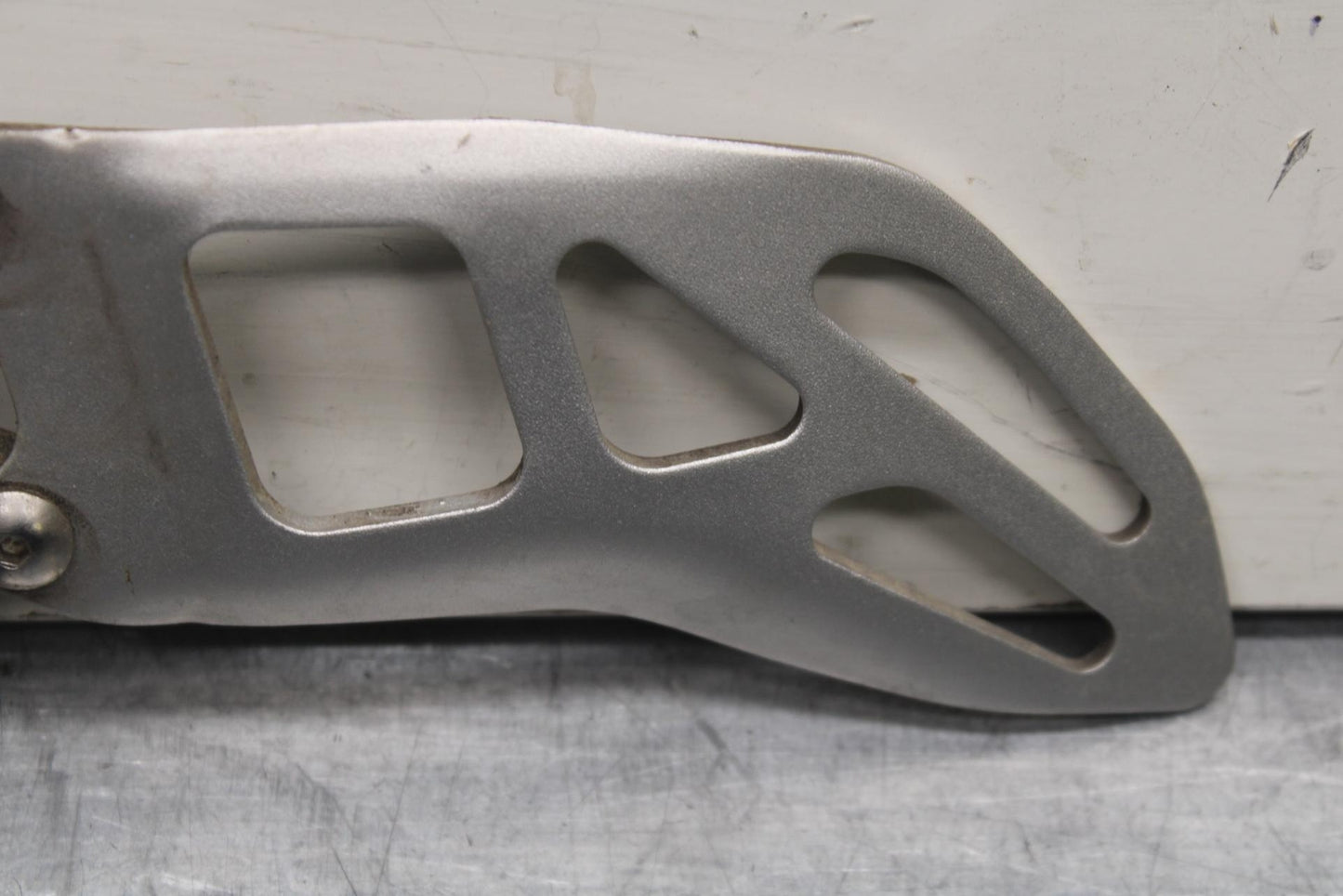2011 Suzuki GSXR600 LEFT REARSET REAR SET DRIVER FOOT PEG REST STOP BB605