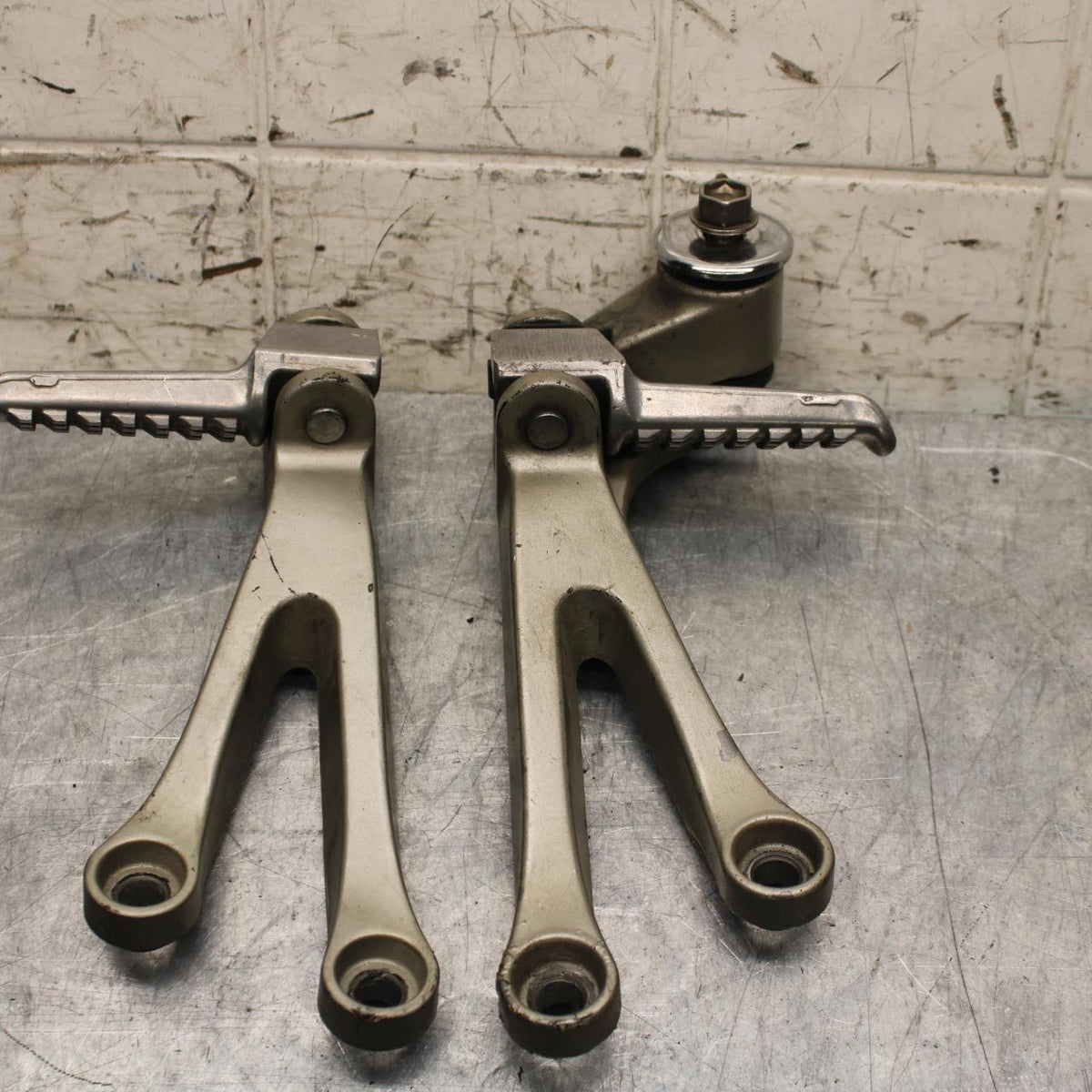 2000 Kawasaki Ninja ZX9R ZX900F REAR BACK PASSENGER PEG SET PAIR BB70