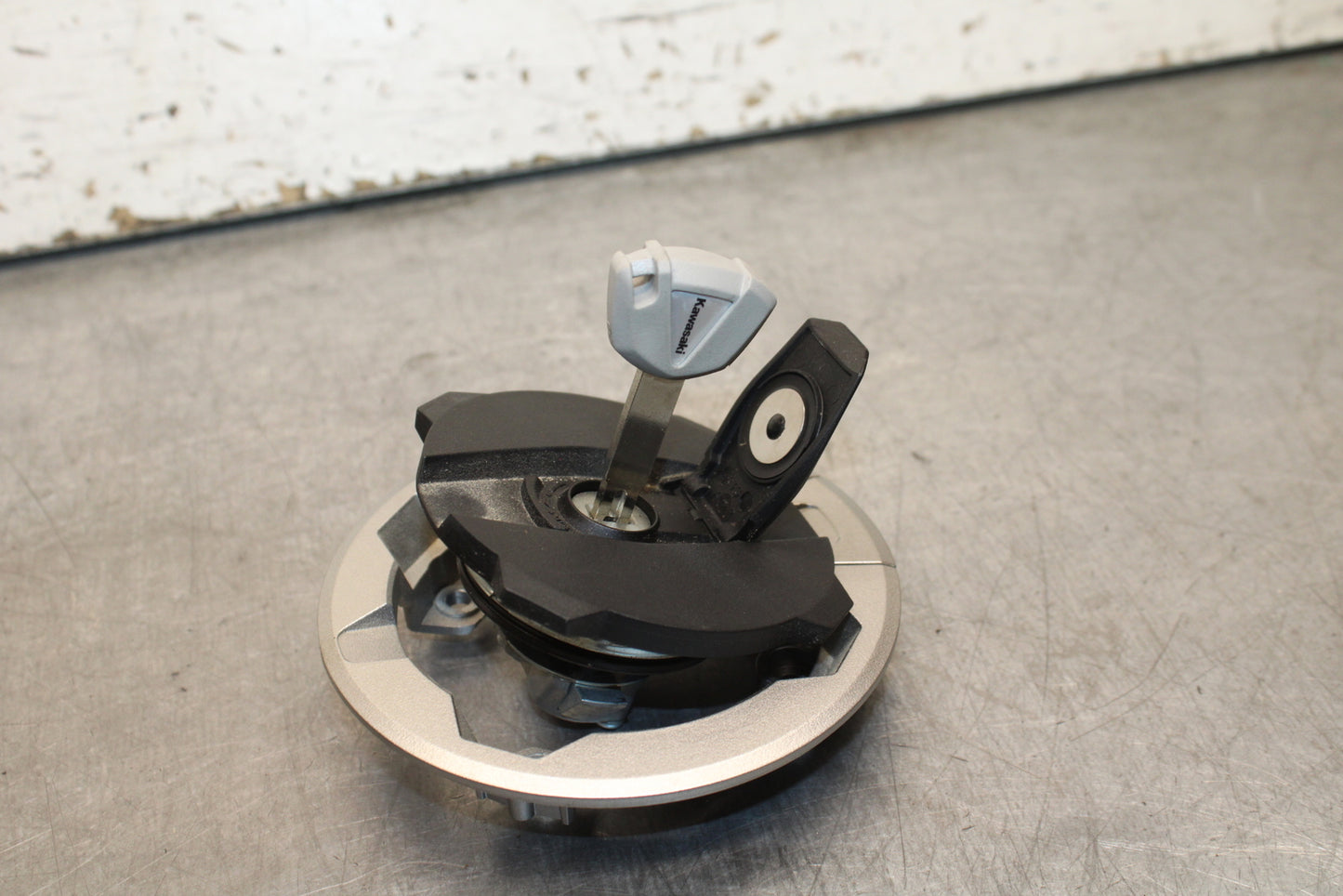 24 KAWASAKI NINJA 500 ABS FUEL TANK GAS CAP BB730
