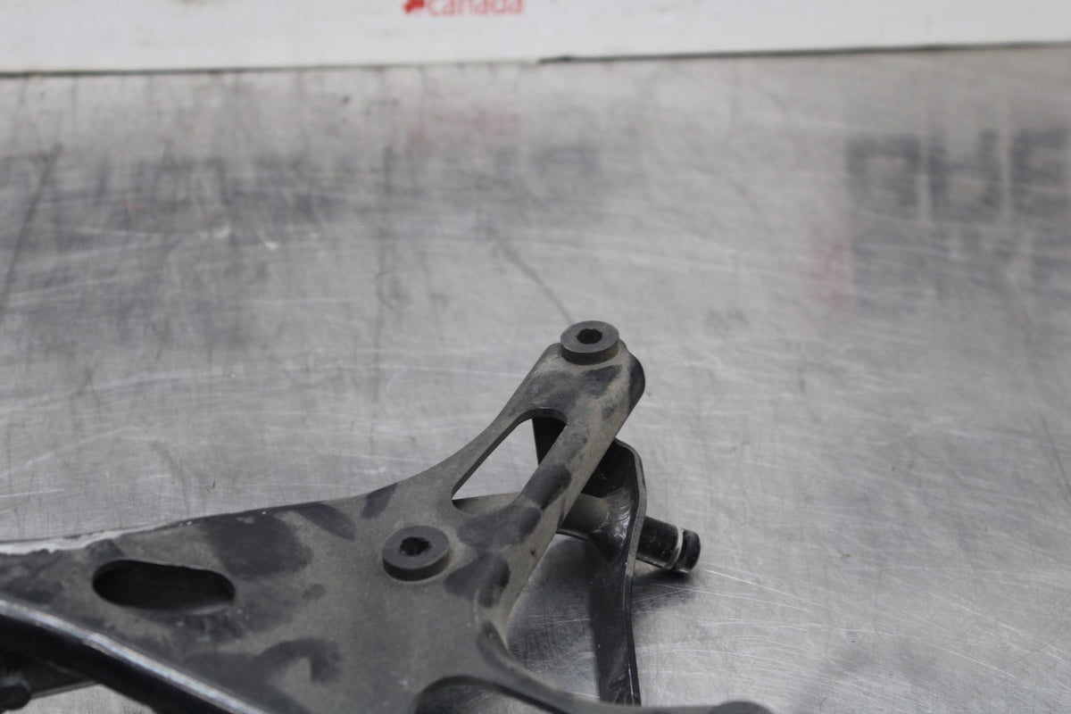 98 KAWASAKI NINJA ZX6 UPPER GAUGES STAY BRACKET BB870