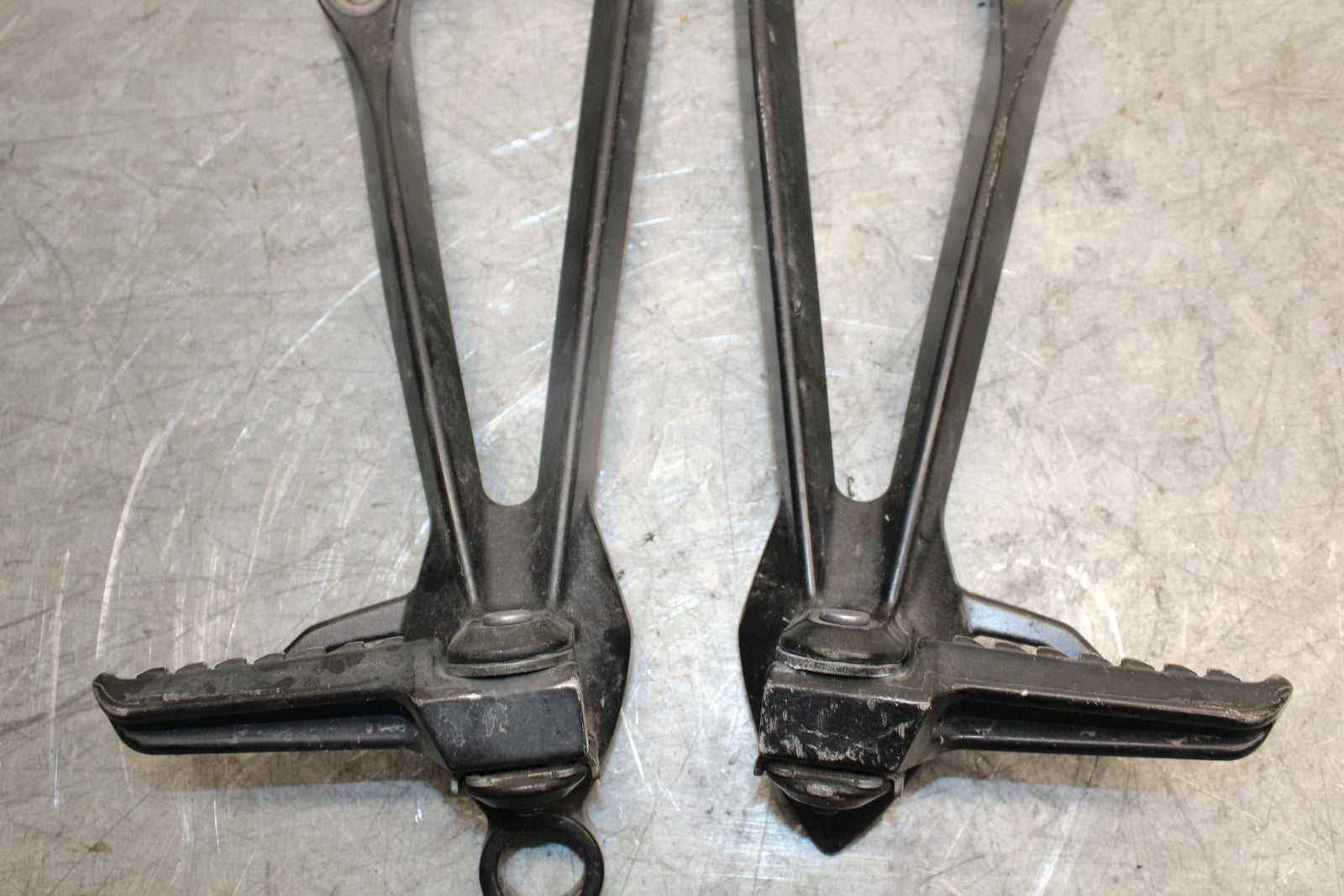 2009 Kawasaki Ninja ZX6R ZX600R REAR BACK PASSENGER PEG SET PAIR BB538