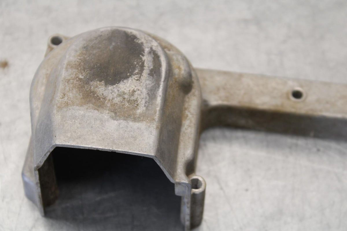 75 SUZUKI GT 550 ENGINE MOTOR OIL PUMP COVER  BB67