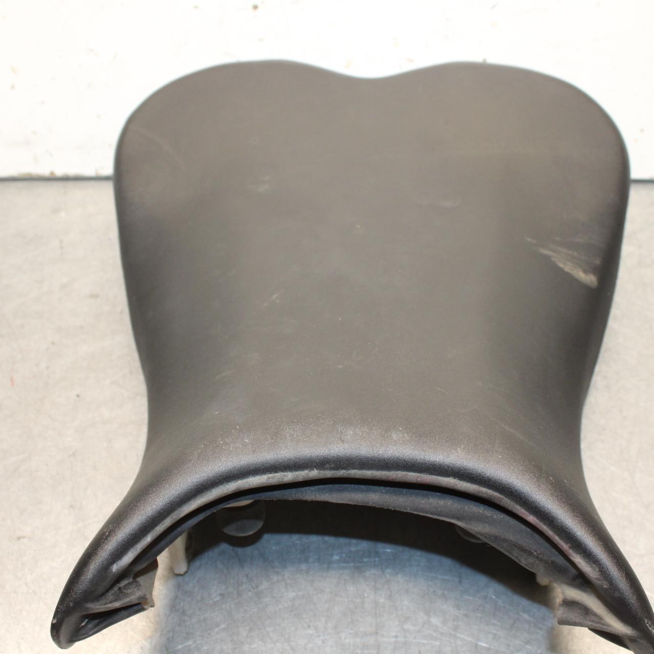 06-07 SUZUKI GSXR750 FRONT DRIVERS SEAT PAD SADDLE PILLION 45100-01H00-6BY BB645