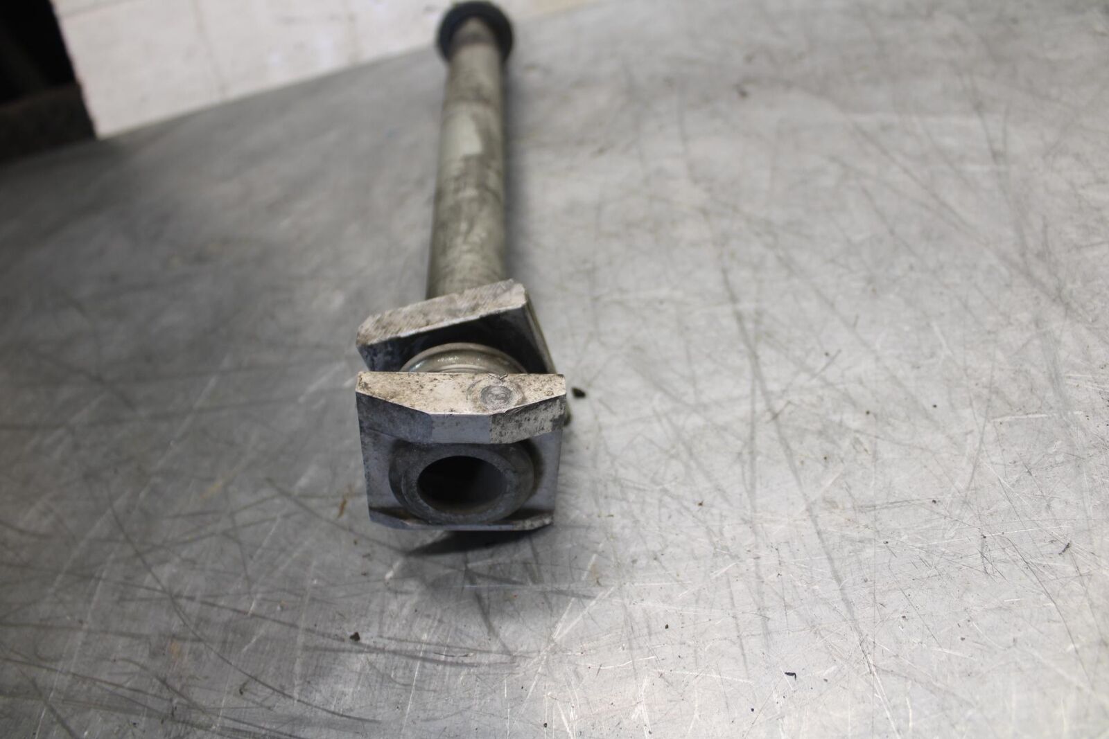 1998 Suzuki TL1000S REAR AXLE BACK WHEEL RIM PIVOT BOLT AXEL BB508