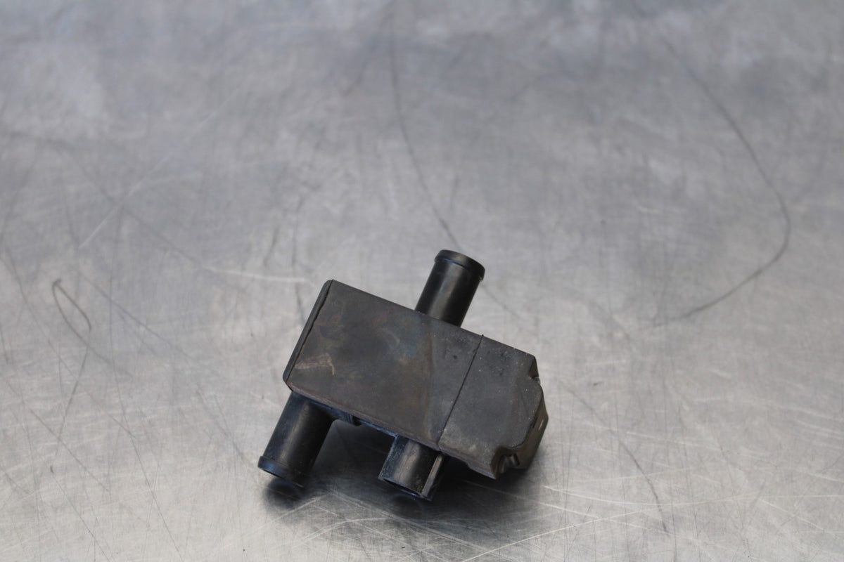 24-25 KAWASAKI NINJA 500 ABS AIR VALVE SOLENOID TOP ENGINE SWITCH SENSOR BB899