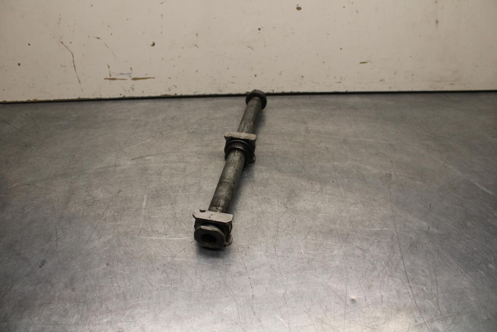 05-06 HONDA CBR600RR REAR AXLE BACK WHEEL RIM BOLT AXEL 42301-MEE-D00 BB624