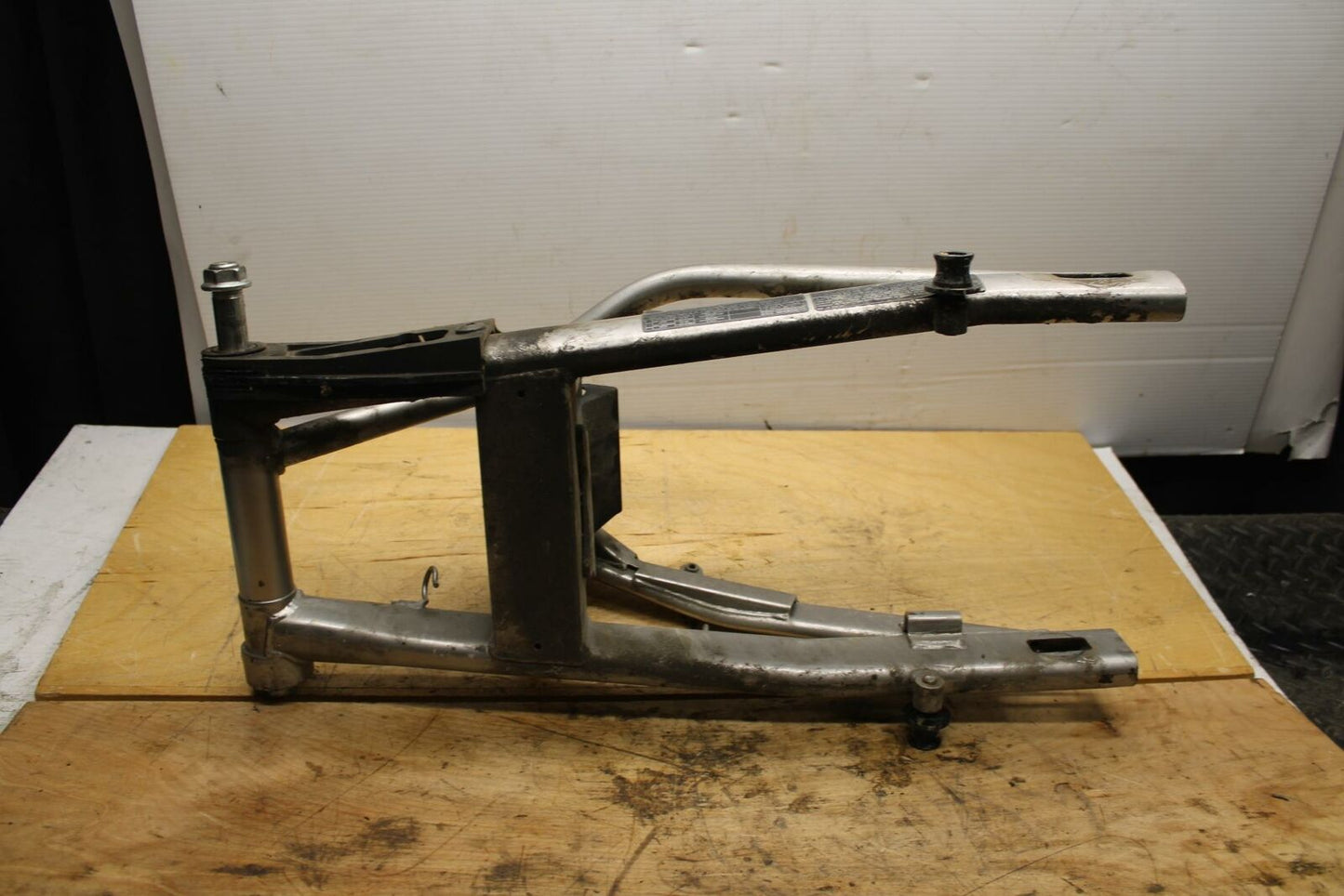 09-10 KAWASAKI ER-6N REAR SWINGARM BACK SUSPENSION SWING ARM BB325