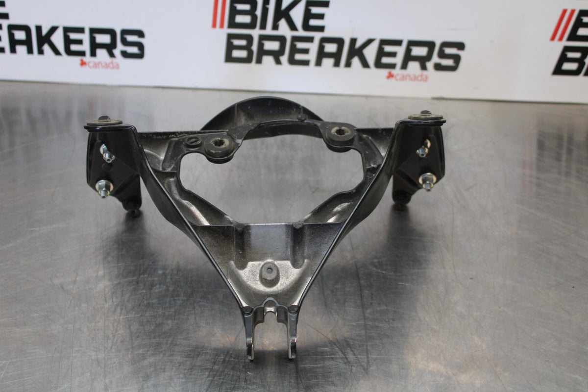 06-07 SUZUKI GSXR 600 UPPER FAIRING MIRROR GAUGES STAY BRACKET BB170