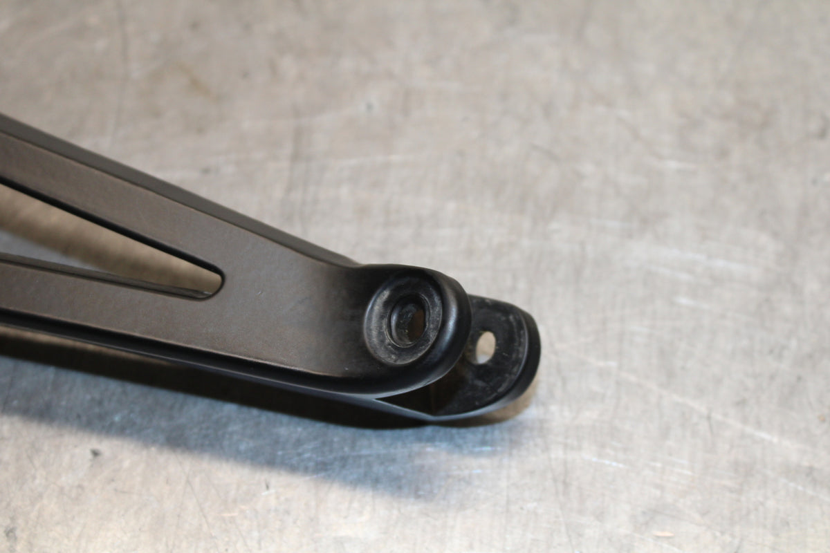 09-14 YAMAHA YZF R1 RIGHT REAR BACK PASSENGER PEG BB118
