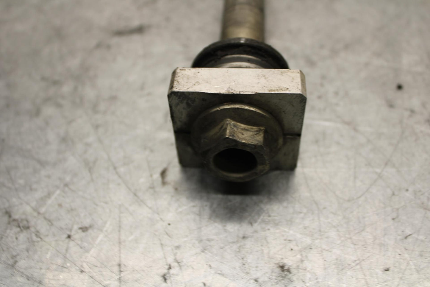 17 KAWASAKI Z900 ZR900 REAR AXLE BACK WHEEL RIM PIVOT BOLT AXEL BB549