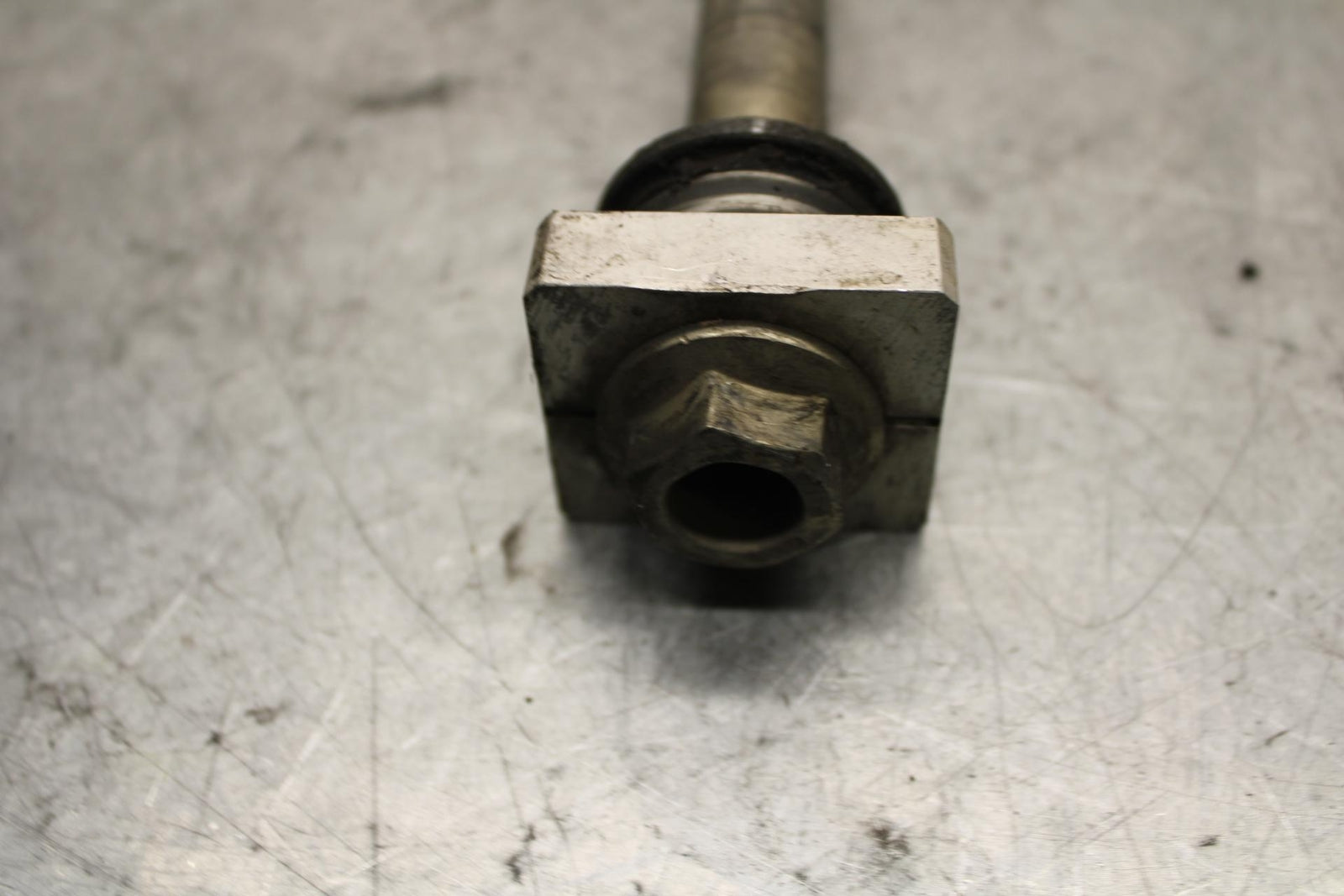 17 KAWASAKI Z900 ZR900 REAR AXLE BACK WHEEL RIM PIVOT BOLT AXEL BB549