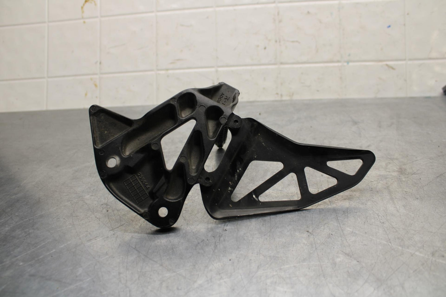 20 SUZUKI GSXR 1000 LEFT REARSET REAR SET DRIVER FOOT PEG REST STOP BB597