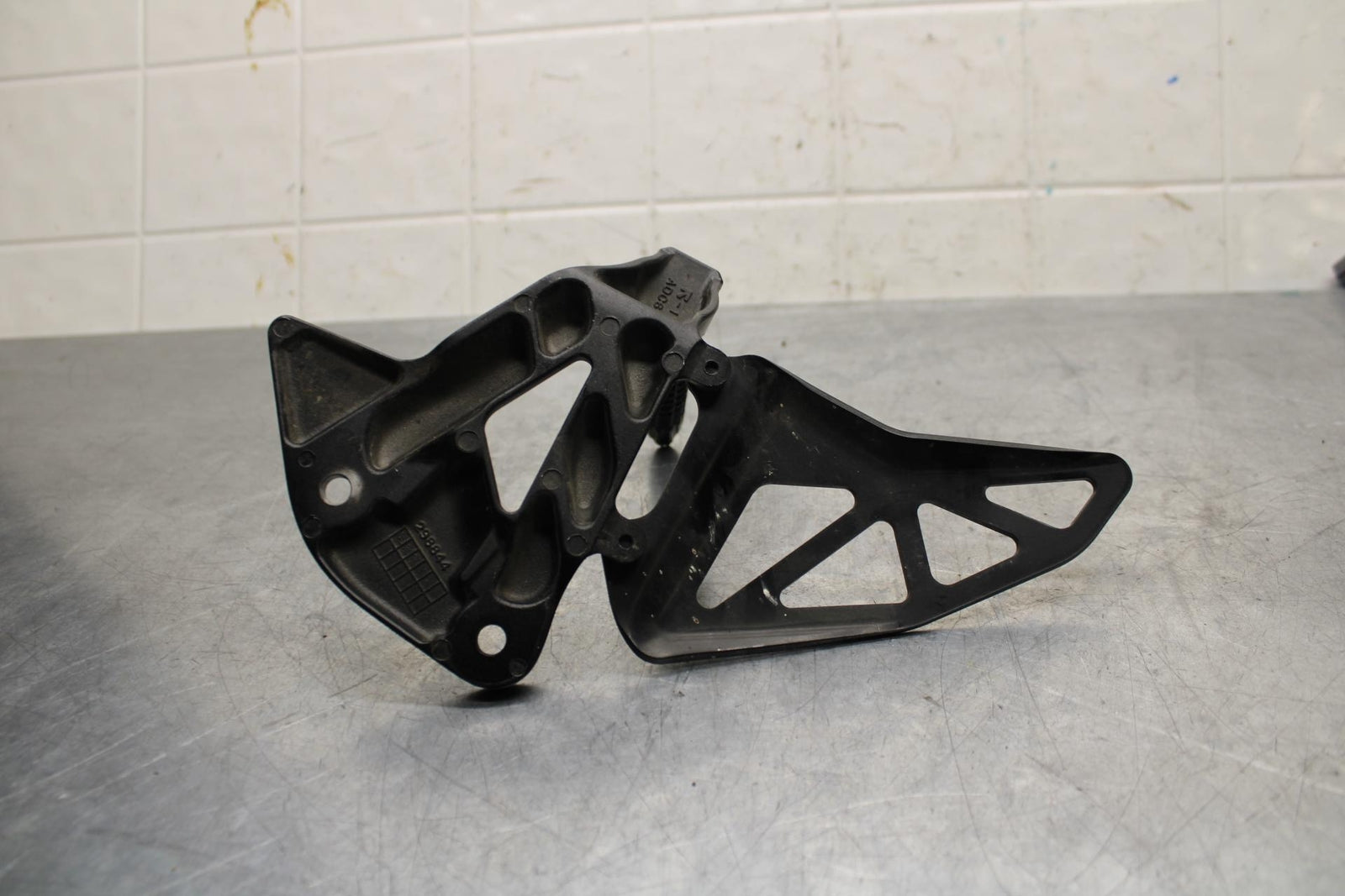 20 SUZUKI GSXR 1000 LEFT REARSET REAR SET DRIVER FOOT PEG REST STOP BB597