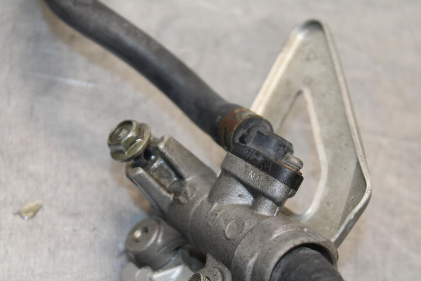 1999 Suzuki GSXR600 RIGHT REARSET REAR SET DRIVER FOOT PEG REST STOP BB608