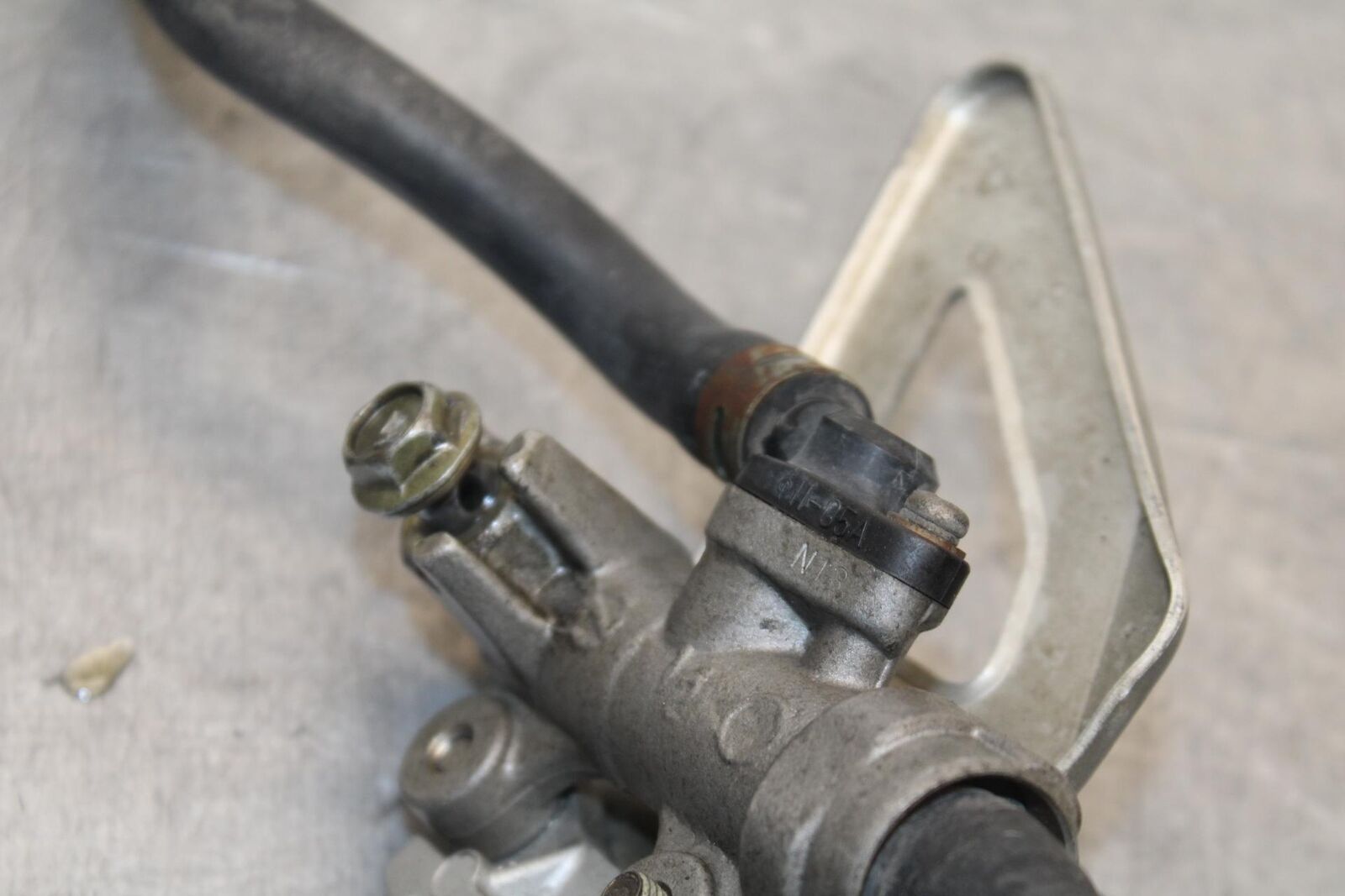 1999 Suzuki GSXR600 RIGHT REARSET REAR SET DRIVER FOOT PEG REST STOP BB608