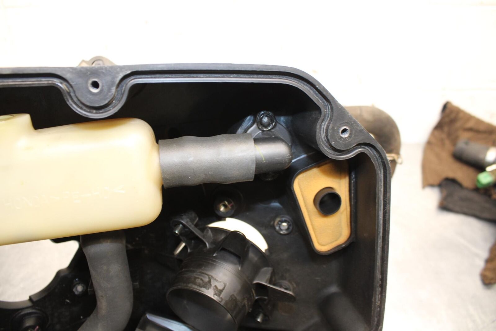 2000 Honda Super Hawk 1000 VTR1000F AIRBOX AIR INTAKE FILTER BOX BB577