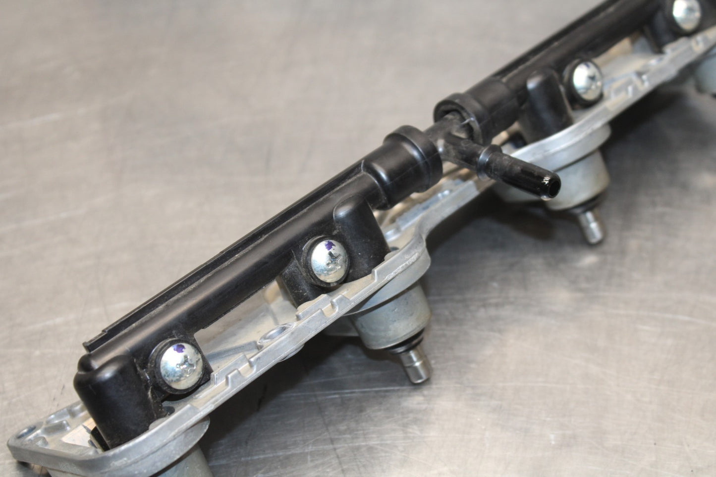 08 KAWASAKI NINJA ZX10R SECONDARY FUEL INJECTORS TOP AIRBOX GAS RAIL BB201