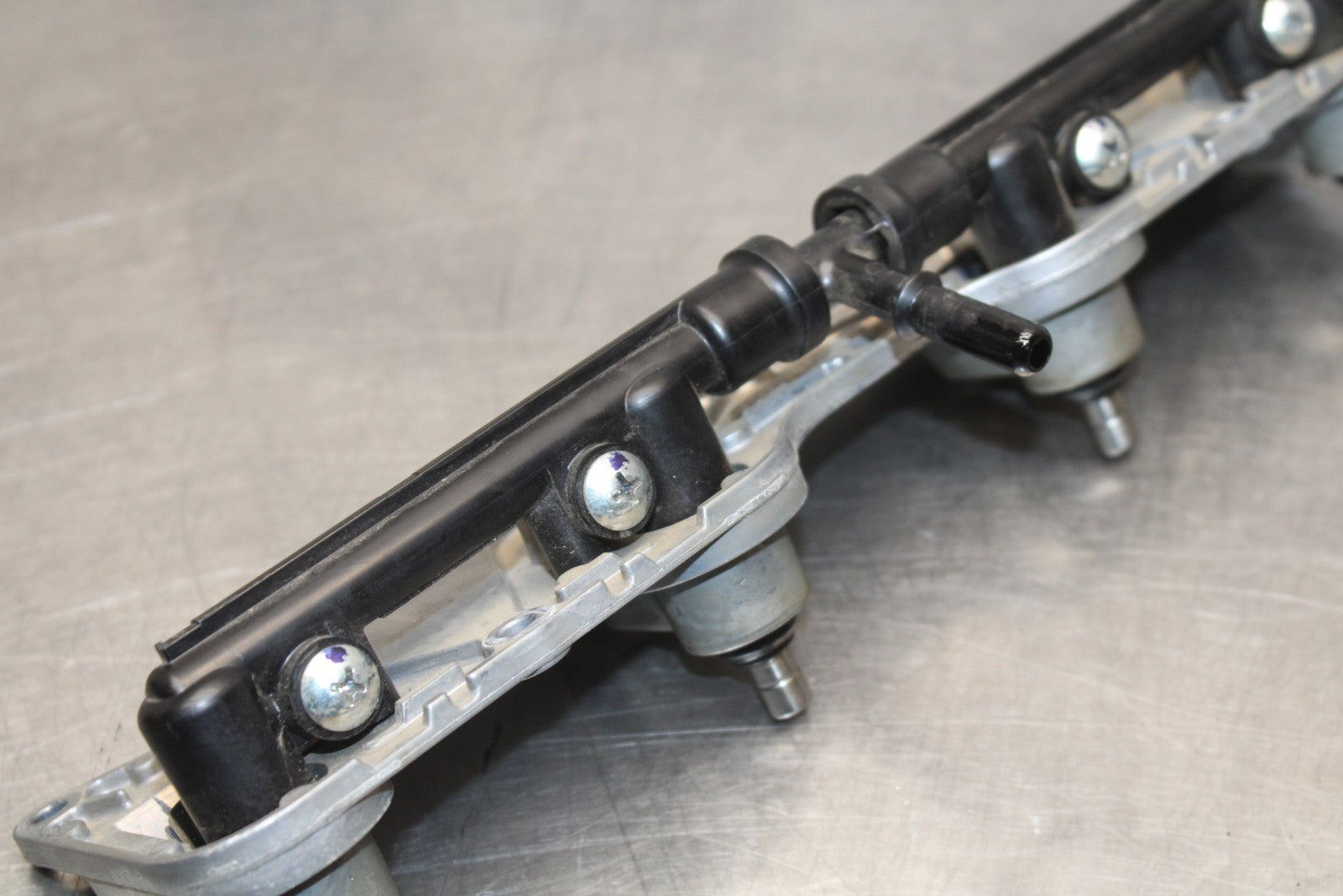 08 KAWASAKI NINJA ZX10R SECONDARY FUEL INJECTORS TOP AIRBOX GAS RAIL BB201